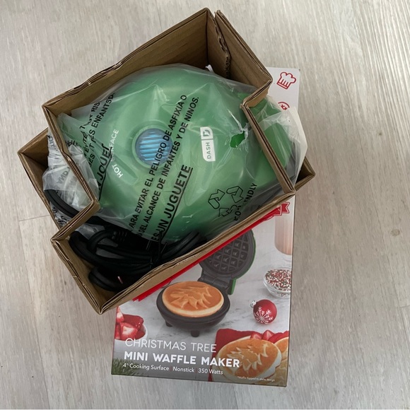 DASH Christmas Tree Mini Waffle Maker - Picture 4 of 4